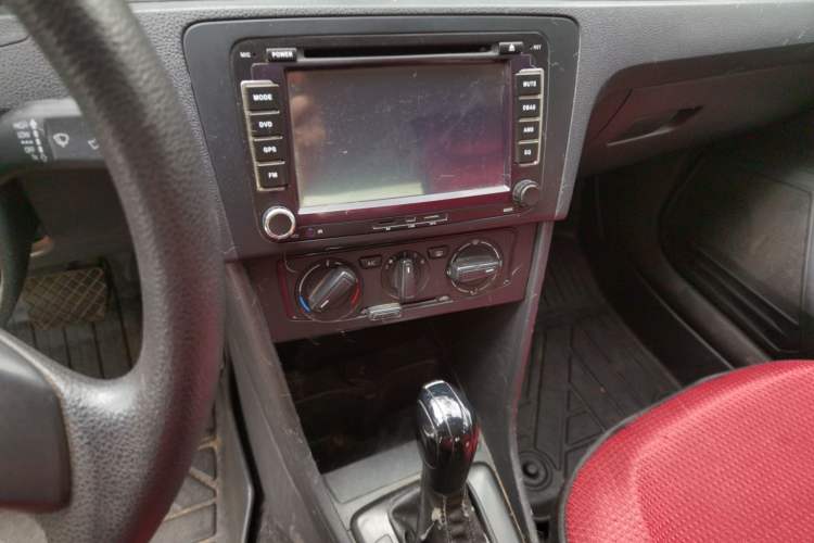 Used Volkswagen Santana 2013 1.6L Automatic Fashion Edition Audio And AC Panel