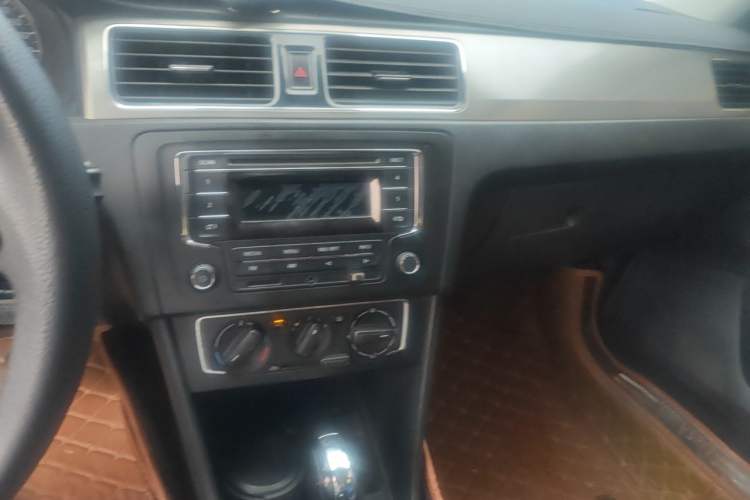 Used Volkswagen Santana 2013 1.6L Automatic Comfort Edition Audio And AC Panel