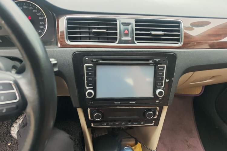 Used Volkswagen Santana 2013 1.6L Automatic Comfort Edition Audio And AC Panel