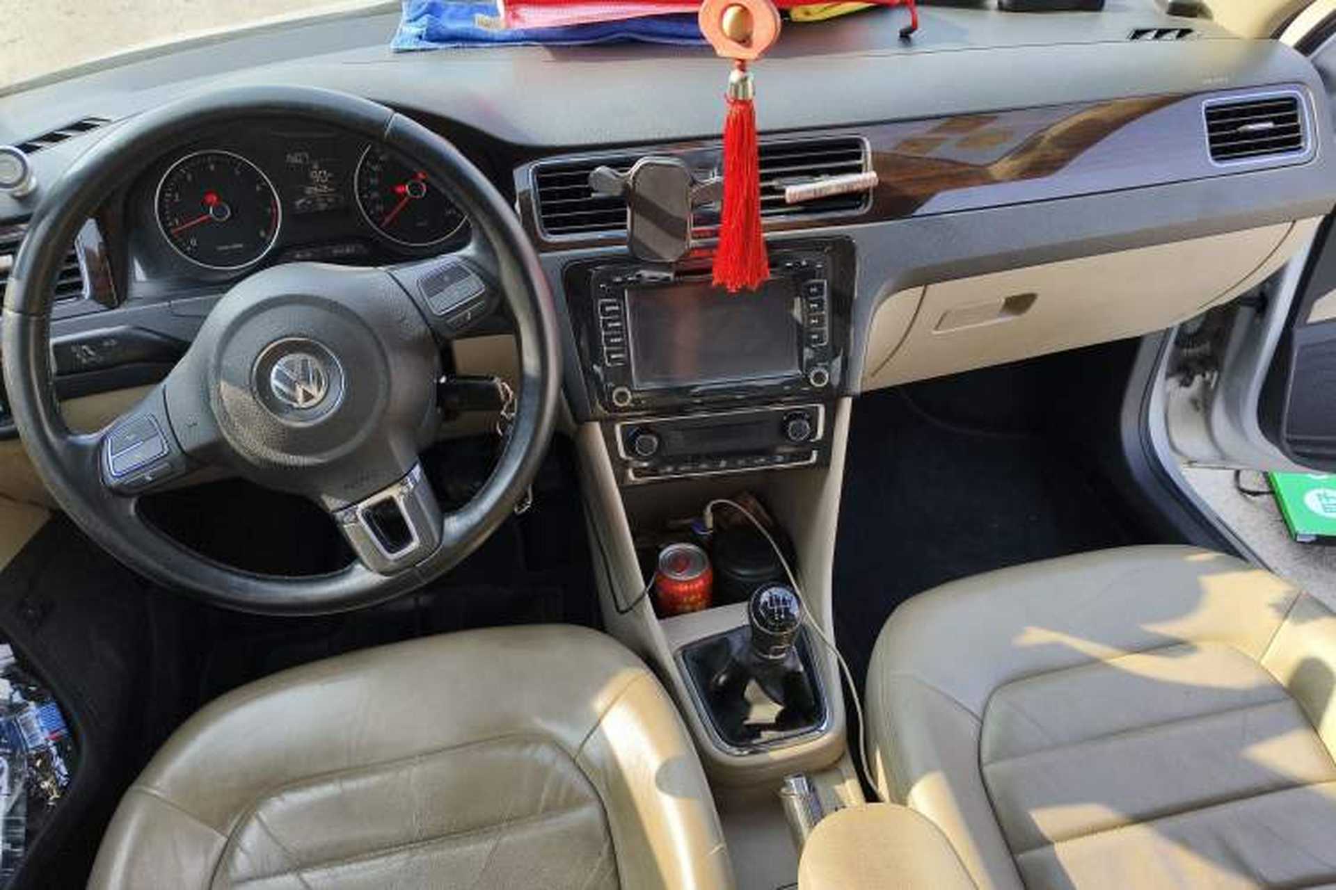 Used Volkswagen Santana 2013 1.6L Manual Luxury Edition Center Console