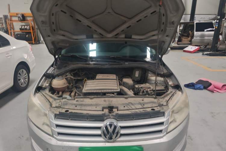 Used Volkswagen Santana 2013 1.6L Manual Fashion Edition Engine Bay