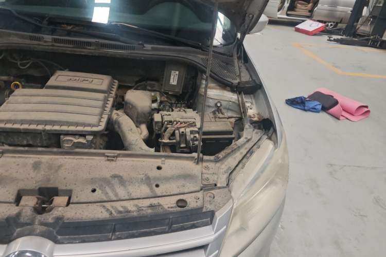 Used Volkswagen Santana 2013 1.6L Manual Fashion Edition Engine Bay Left