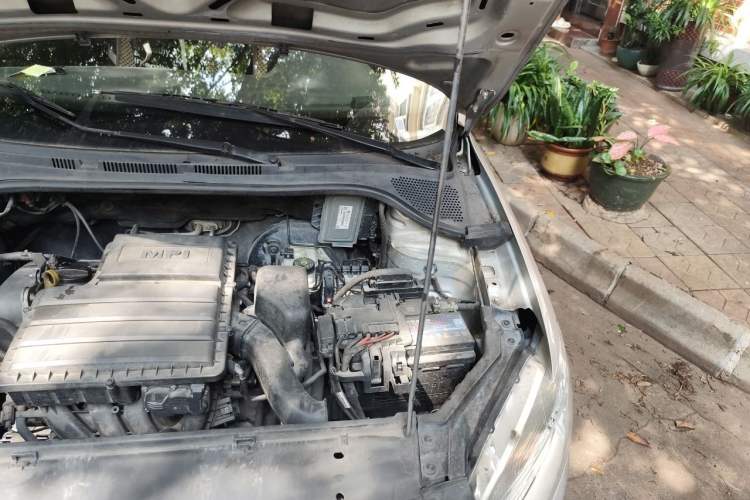 Used Volkswagen Santana 2013 1.6L Automatic Fashion Edition Engine Bay Left