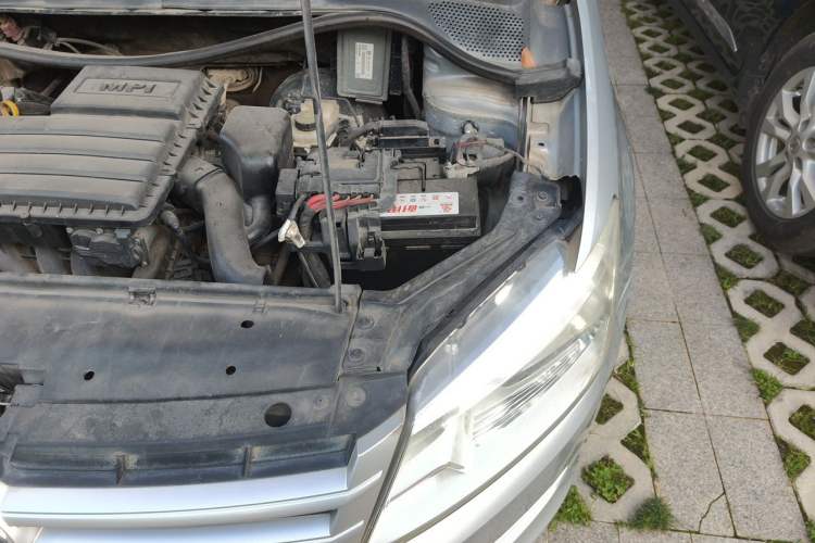 Used Volkswagen Santana 2013 1.6L Automatic Fashion Edition Engine Bay Left