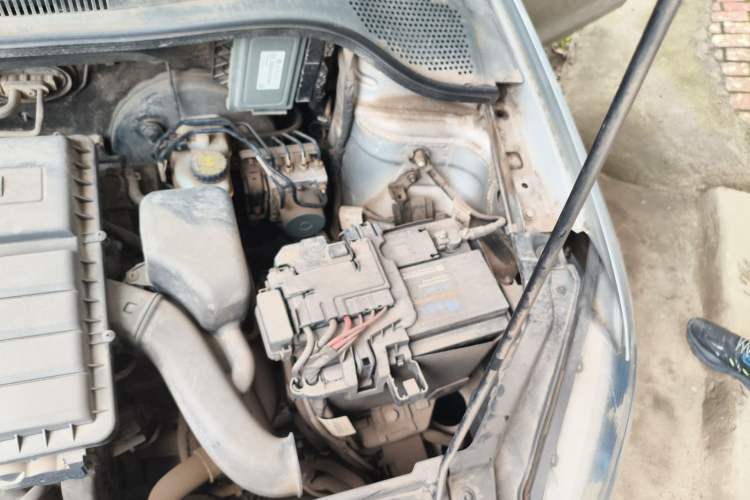 Used Volkswagen Santana 2013 1.6L Manual Luxury Edition Engine Bay Left