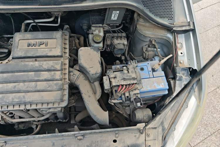 Used Volkswagen Santana 2013 1.6L Manual Fashion Edition Engine Bay Left