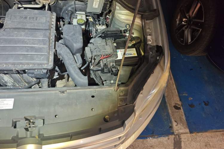 Used Volkswagen Santana 2013 1.6L Automatic Fashion Edition Engine Bay Left