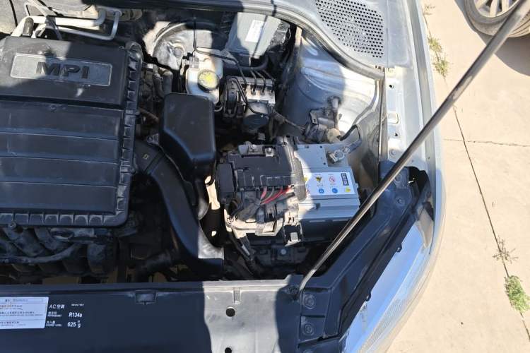 Used Volkswagen Santana 2013 1.6L Manual Fashion Edition Engine Bay Left