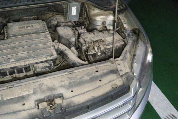 Used Volkswagen Santana 2013 1.6L Manual Luxury Edition Engine Bay Left