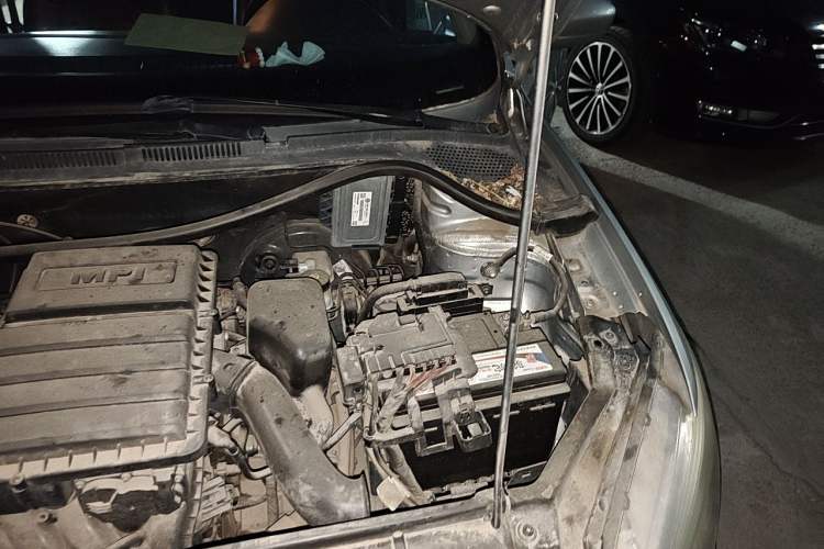 Used Volkswagen Santana 2013 1.6L Automatic Fashion Edition Engine Bay Left