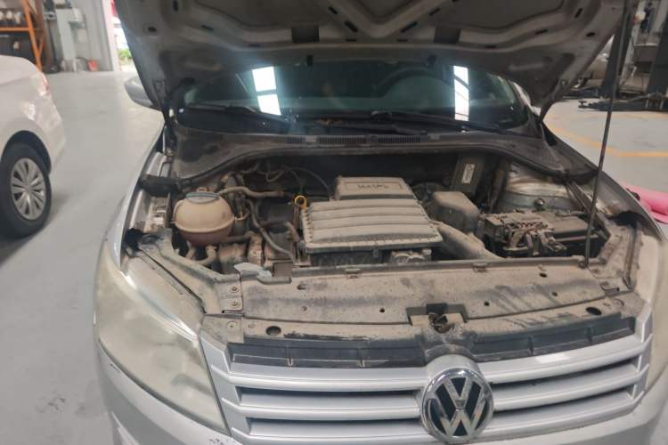 Used Volkswagen Santana 2013 1.6L Manual Fashion Edition Engine Bay Right