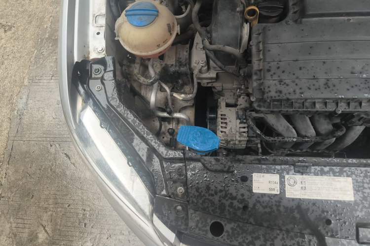Used Volkswagen Santana 2013 1.6L Automatic Fashion Edition Engine Bay Right