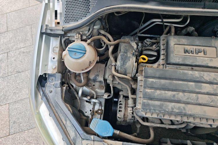 Used Volkswagen Santana 2013 1.6L Manual Fashion Edition Engine Bay Right
