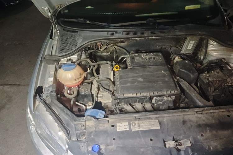 Used Volkswagen Santana 2013 1.6L Automatic Luxury Edition Engine Bay Right