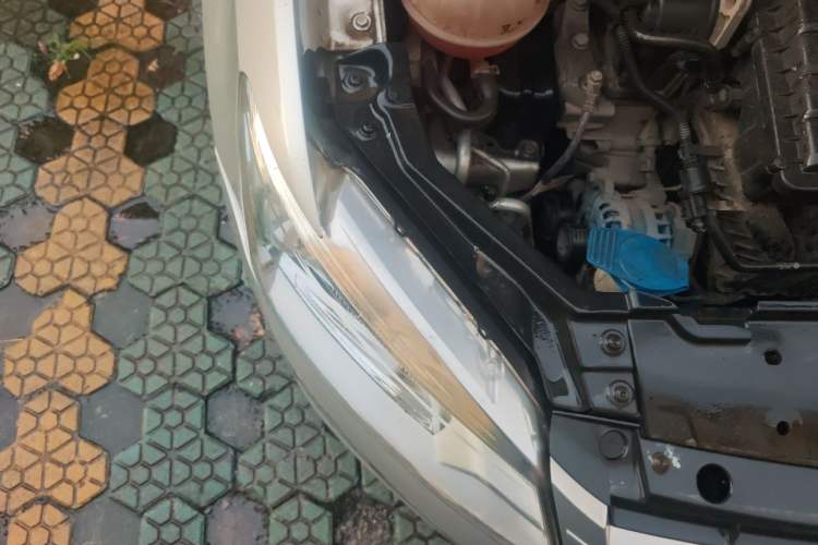 Used Volkswagen Santana 2013 1.6L Manual Fashion Edition Engine Bay Right