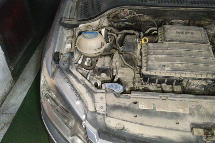 Used Volkswagen Santana 2013 1.6L Manual Luxury Edition Engine Bay Right