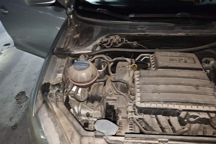 Used Volkswagen Santana 2013 1.6L Automatic Fashion Edition Engine Bay Right