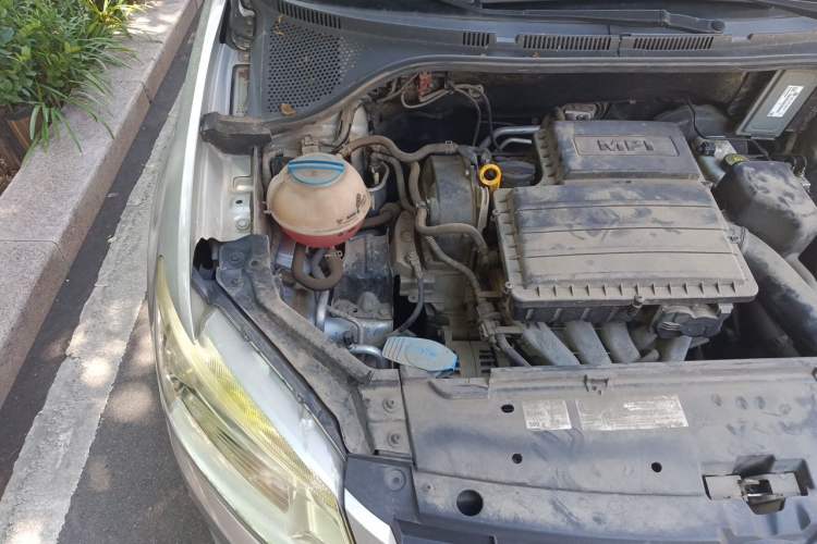 Used Volkswagen Santana 2013 1.6L Manual Comfort Edition Engine Bay Right