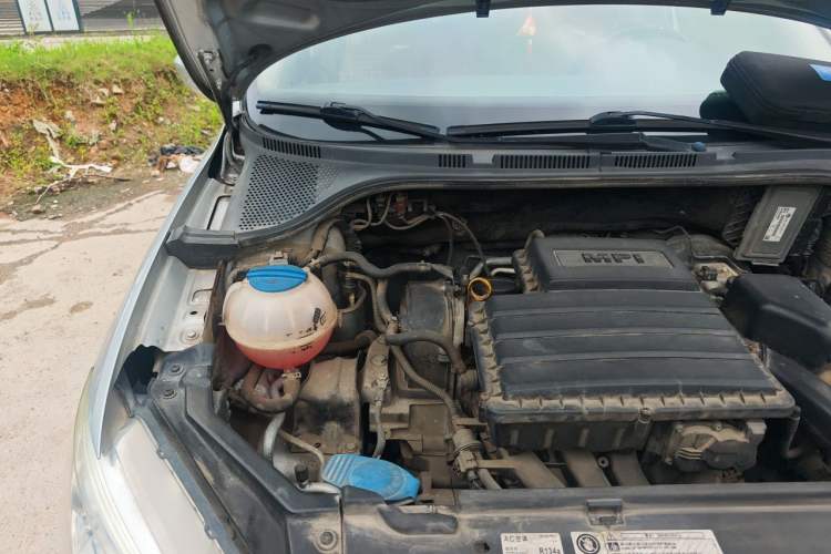 Used Volkswagen Santana 2013 1.6L Automatic Comfort Edition Engine Bay Right