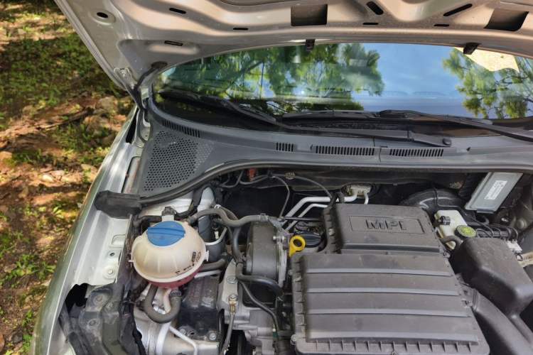Used Volkswagen Santana 2013 1.4L Manual Comfort Edition Engine Bay Right