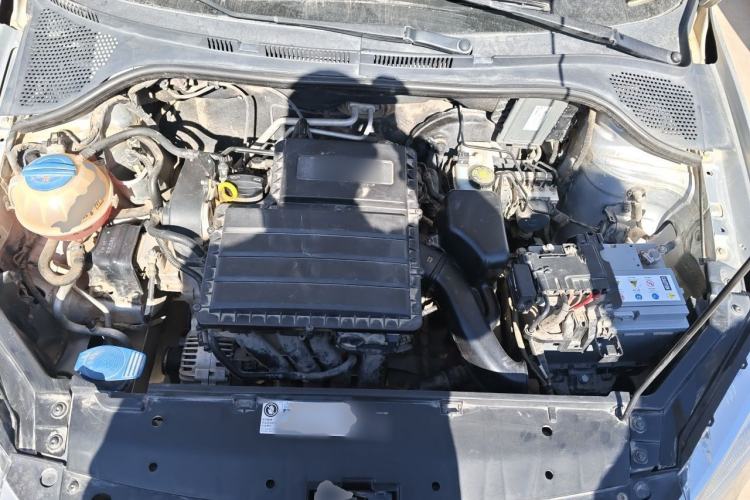 Used Volkswagen Santana 2013 1.6L Manual Fashion Edition Engine Bay