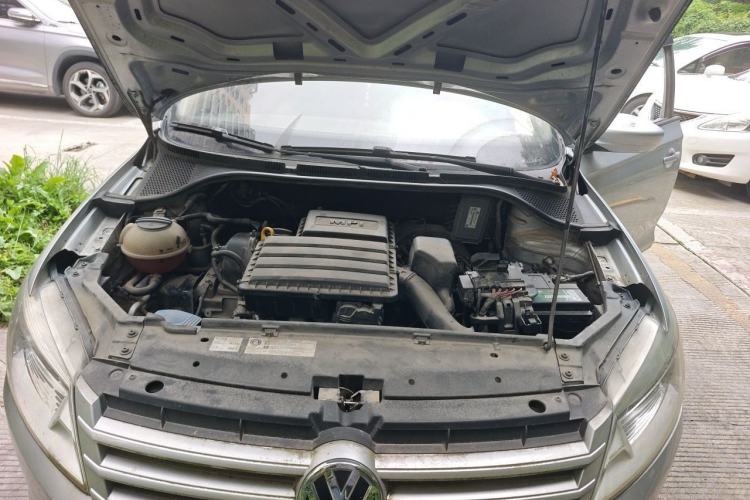Used Volkswagen Santana 2013 1.6L Manual Fashion Edition Engine Bay