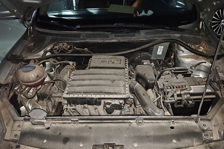 Used Volkswagen Santana 2013 1.6L Automatic Fashion Edition Engine Bay