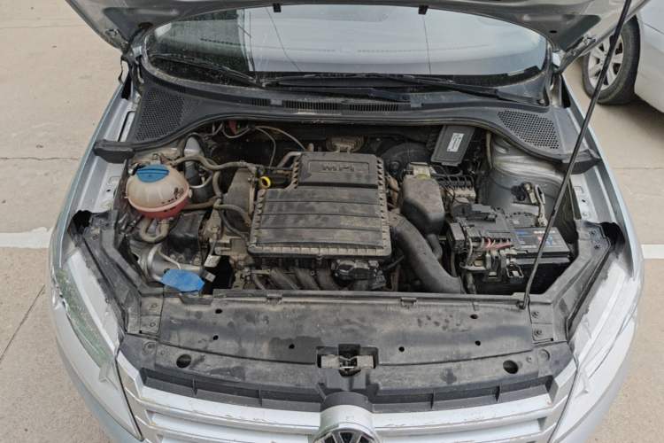 Used Volkswagen Santana 2013 1.6L Manual Fashion Edition Engine Bay