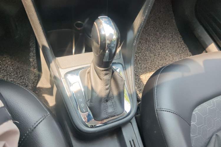 Used Volkswagen Santana 2013 1.6L Automatic Comfort Edition Gear Lever