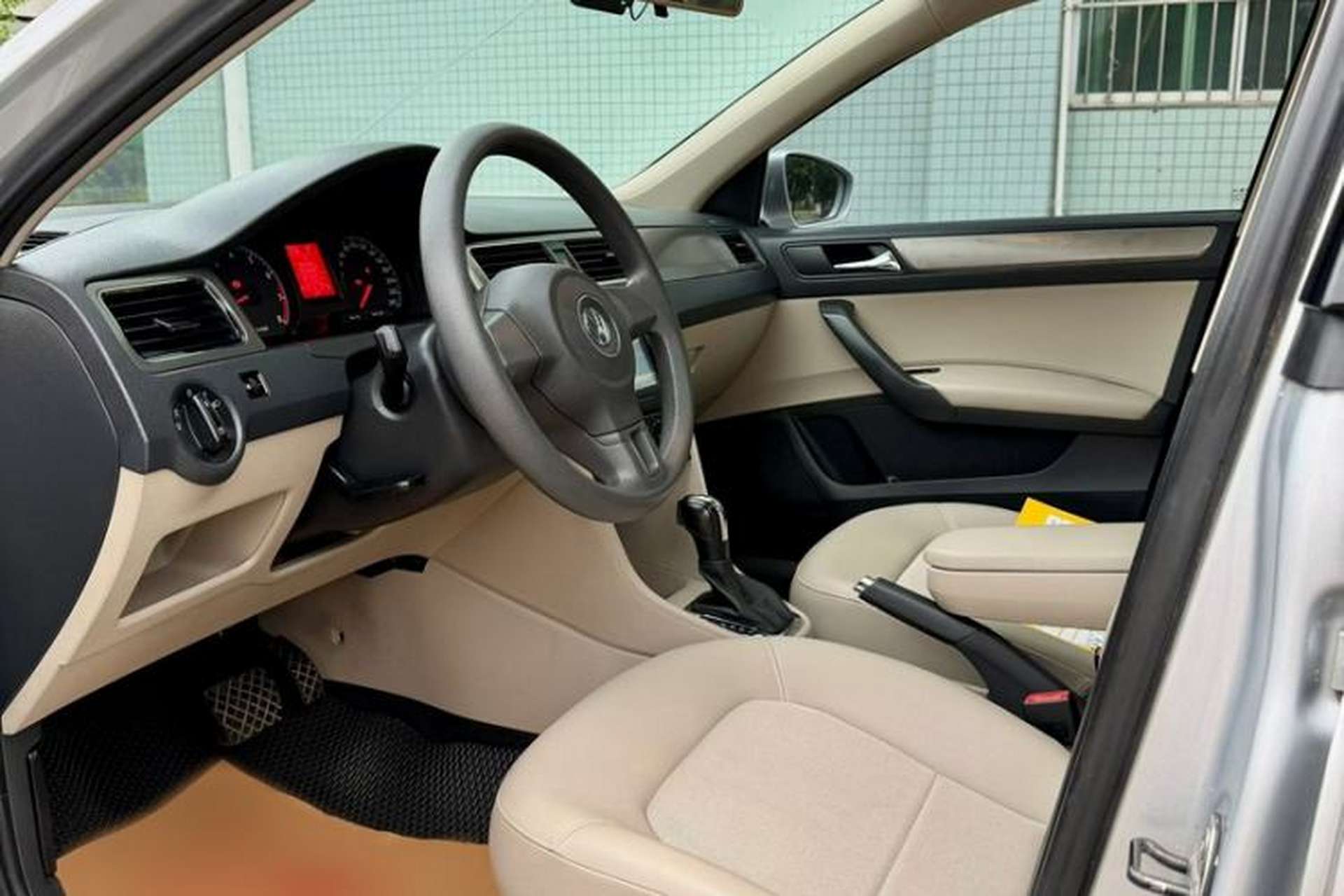 Used Volkswagen Santana 2013 1.6L Automatic Comfort Edition Interior 2