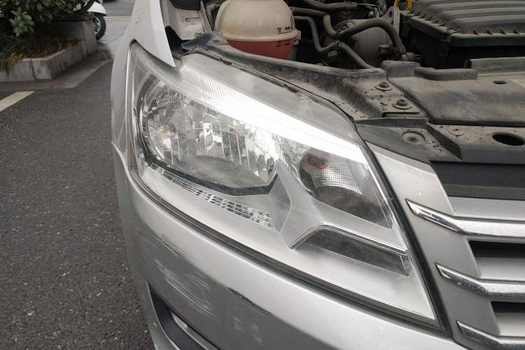 Used Volkswagen Santana 2013 1.6L Automatic Comfort Edition Right Front Headlight