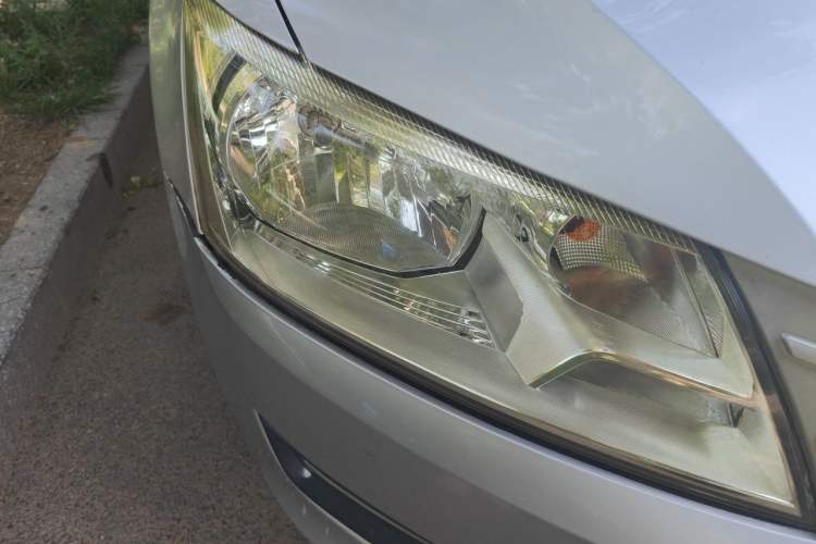Used Volkswagen Santana 2013 1.6L Manual Comfort Edition Right Front Headlight