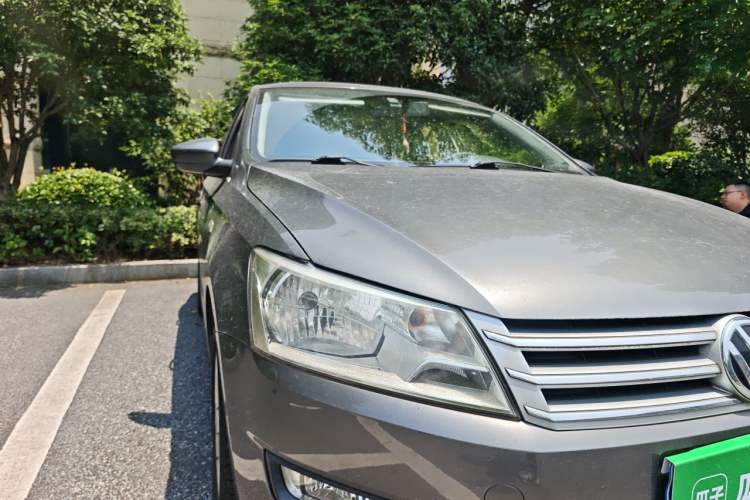 Used Volkswagen Santana 2013 1.6L Automatic Comfort Edition Right Front Headlight