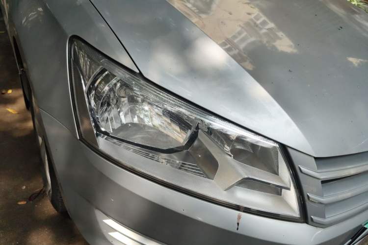 Used Volkswagen Santana 2013 1.6L Automatic Fashion Edition Right Front Headlight