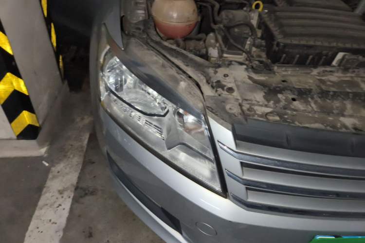 Used Volkswagen Santana 2013 1.6L Automatic Comfort Edition Right Front Headlight