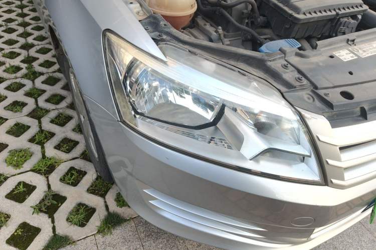 Used Volkswagen Santana 2013 1.6L Automatic Fashion Edition Right Front Headlight