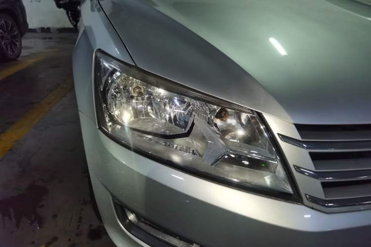 Used Volkswagen Santana 2013 1.6L Automatic Comfort Edition Right Front Headlight