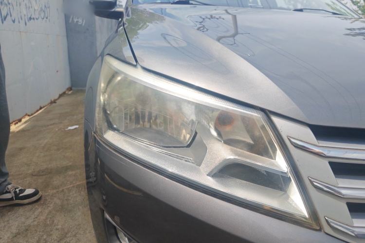 Used Volkswagen Santana 2013 1.6L Automatic Comfort Edition Right Front Headlight