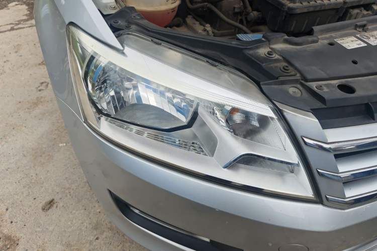 Used Volkswagen Santana 2013 1.6L Automatic Comfort Edition Right Front Headlight