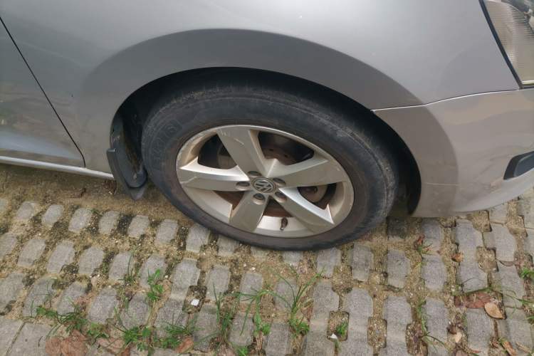 Used Volkswagen Santana 2013 1.6L Automatic Comfort Edition Right Front Wheel Hub