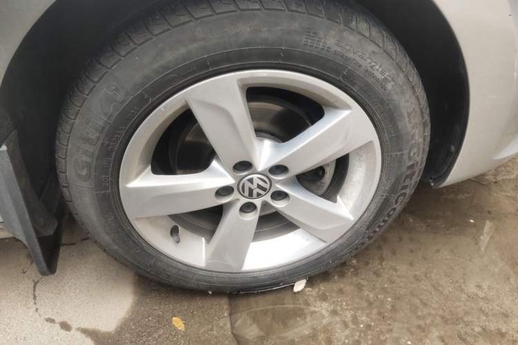 Used Volkswagen Santana 2013 1.6L Automatic Comfort Edition Right Front Wheel Hub