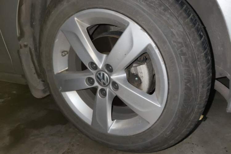 Used Volkswagen Santana 2013 1.6L Automatic Comfort Edition Right Front Wheel Hub