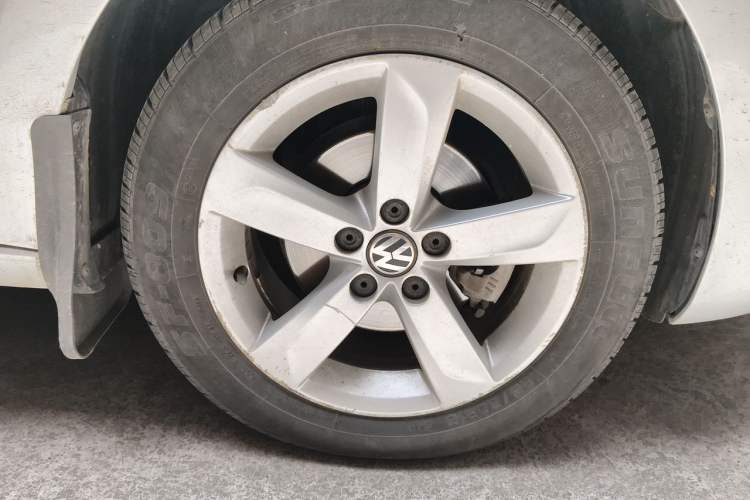 Used Volkswagen Santana 2013 1.6L Automatic Comfort Edition Right Front Wheel Hub
