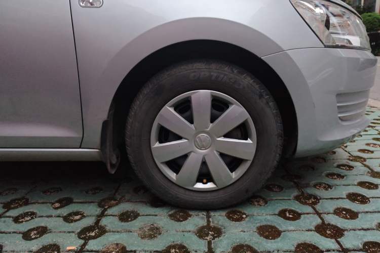 Used Volkswagen Santana 2013 1.6L Manual Fashion Edition Right Front Wheel Hub