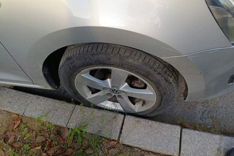 Used Volkswagen Santana 2013 1.6L Automatic Comfort Edition Right Front Wheel Hub