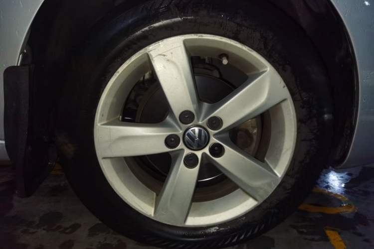 Used Volkswagen Santana 2013 1.6L Automatic Comfort Edition Right Front Wheel Hub