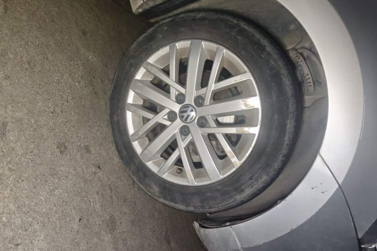 Used Volkswagen Santana 2013 1.6L Automatic Luxury Edition Right Front Wheel Hub