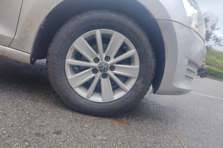 Used Volkswagen Santana 2013 1.6L Automatic Fashion Edition Right Front Wheel Hub