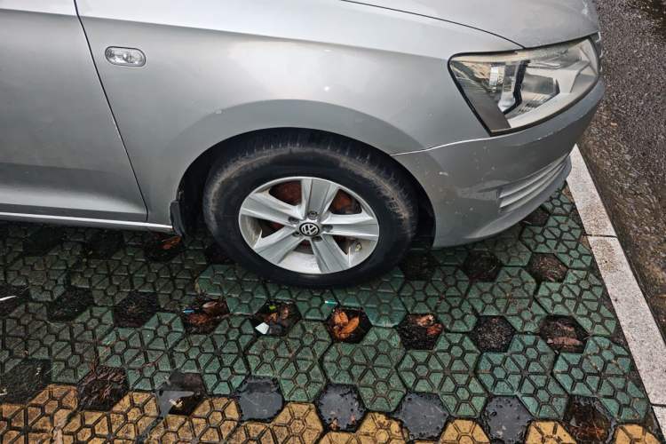 Used Volkswagen Santana 2013 1.6L Manual Fashion Edition Right Front Wheel Hub