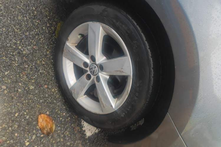 Used Volkswagen Santana 2013 1.6L Automatic Comfort Edition Right Front Wheel Hub